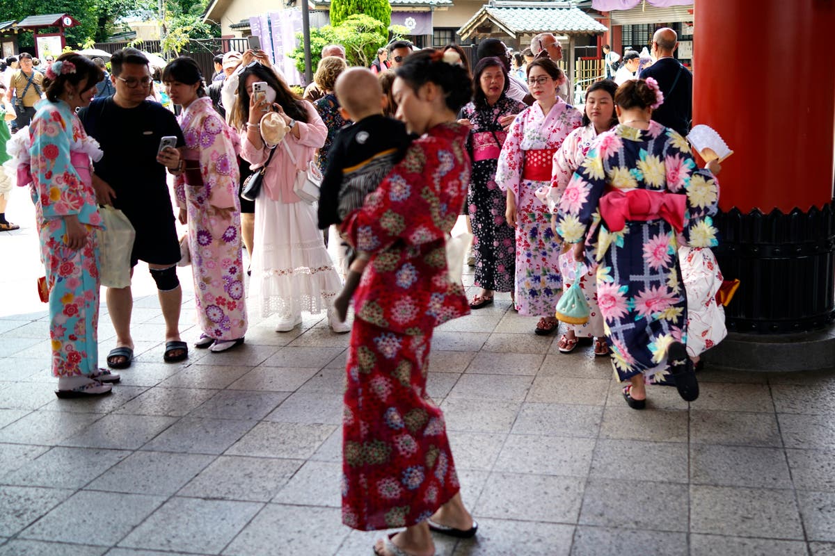 日本の出生率は過去最低に低下し、婚姻数も減少している