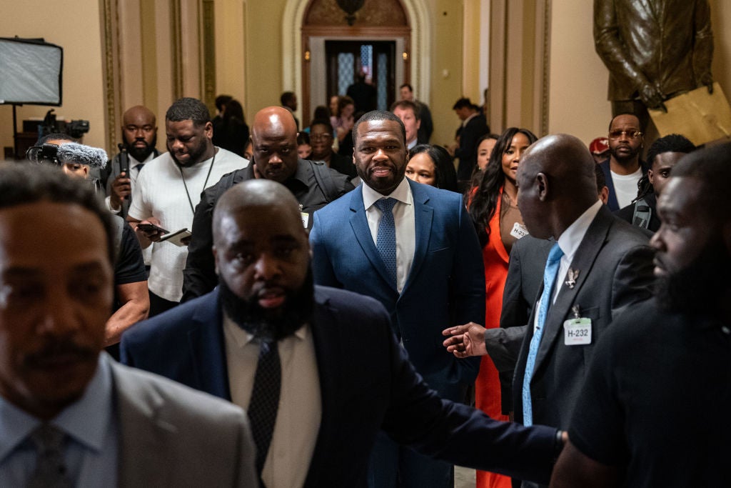 50 Cent e seu advogado Ben Crump se reunindo no Capitólio com o Congressional Black Caucus