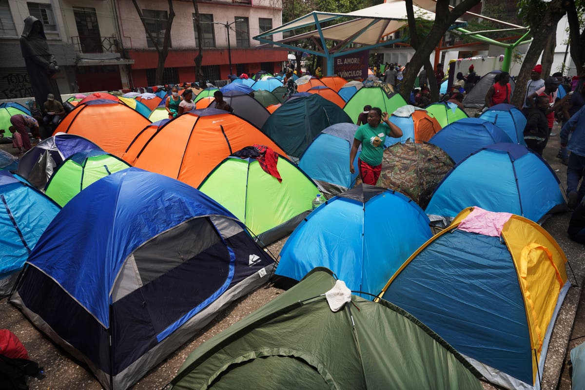 Las autoridades mexicanas limpian uno de los campamentos de tiendas de campaña para migrantes más grandes en el centro de la Ciudad de México