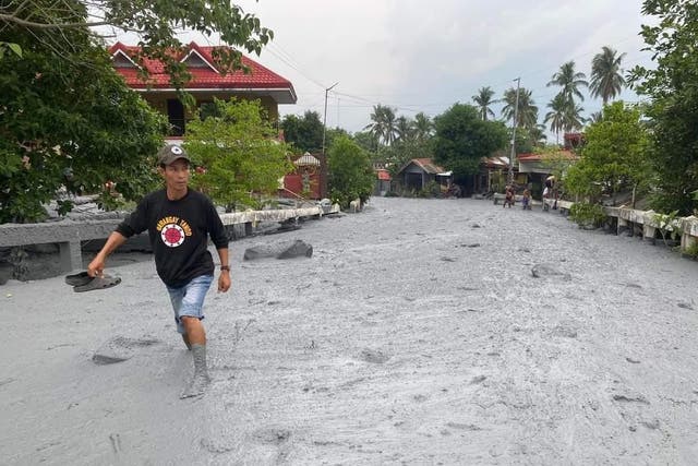 <p>‘Cold lava’ flows through villages at the foot of Kanlaon volcano</p>