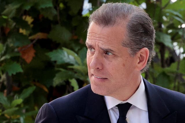 <p>Hunter Biden, fotografiado el 7 de junio a su llegada al tribunal, se enfrenta a tres cargos federales por delitos graves relacionados con armas de fuego </p>