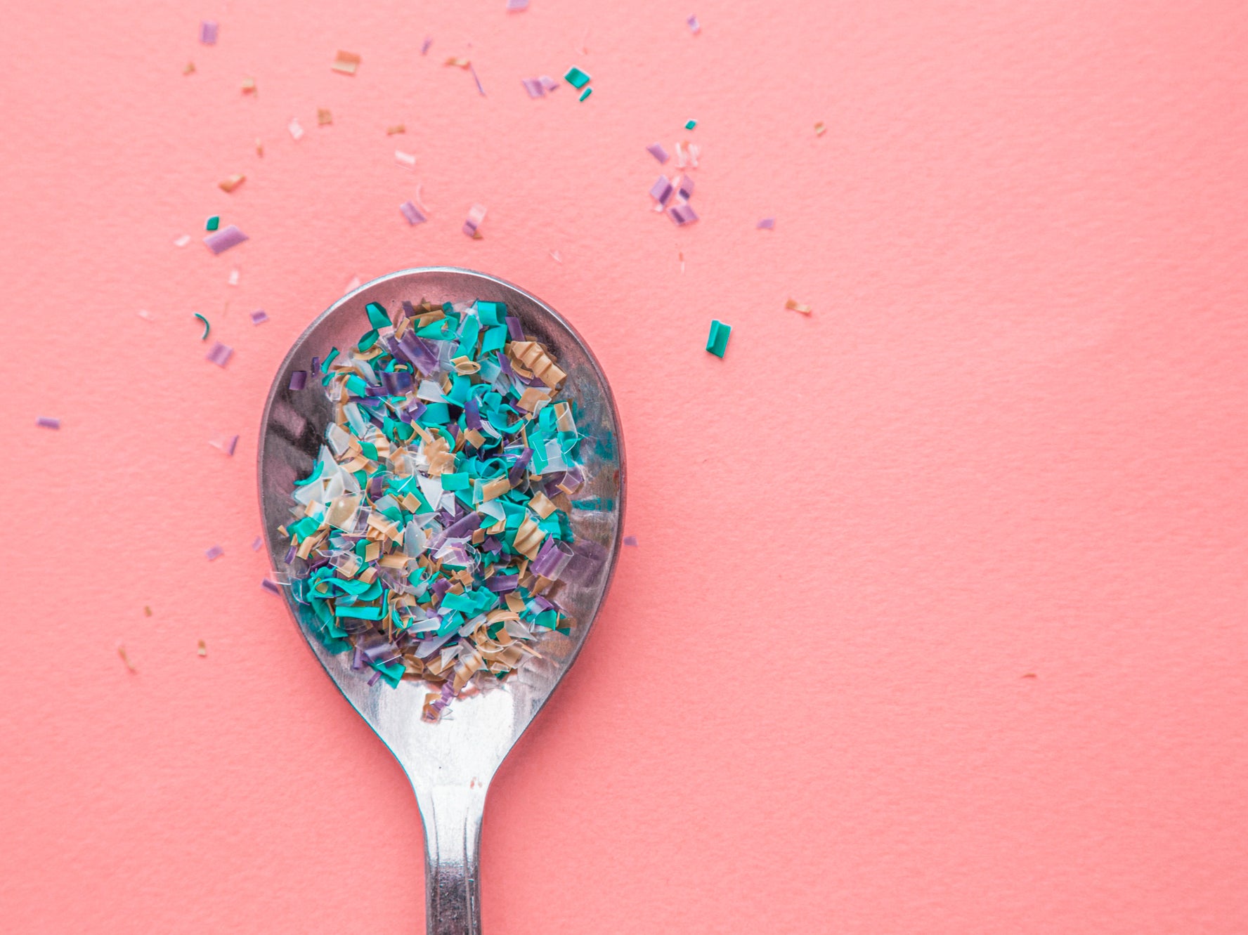 A spoon carrying microplastics