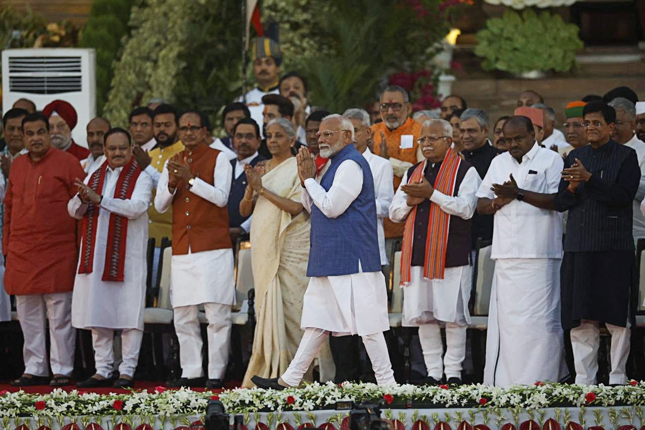 Indian PM Modi takes oath alongside other cabinet ministers on Sunday