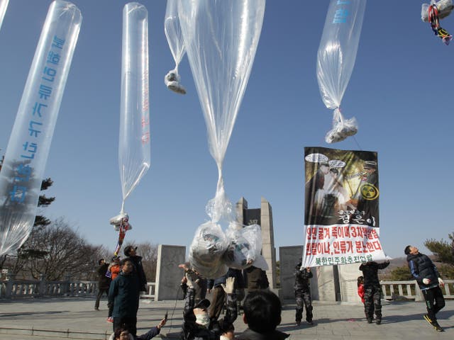 <p>South Korean activists release balloons carrying propaganda leaflets towards North Korea</p>
