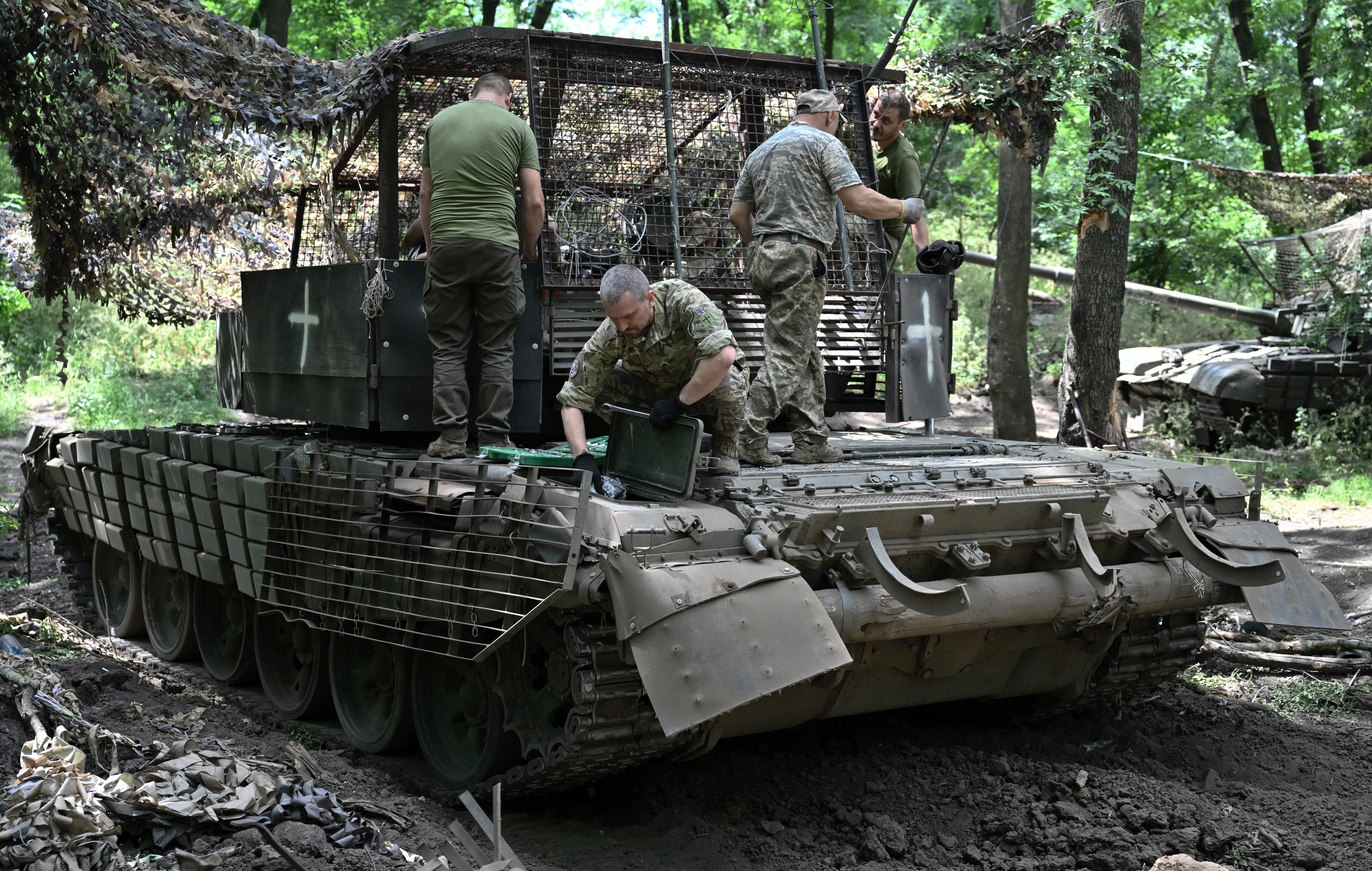 Ukrainian soldiers maintain a T-72 tank in Donetsk, Ukraine