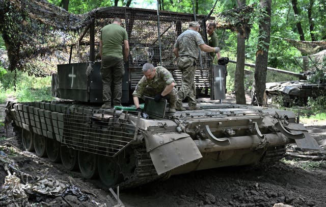 Ukraine soldier maintains tank