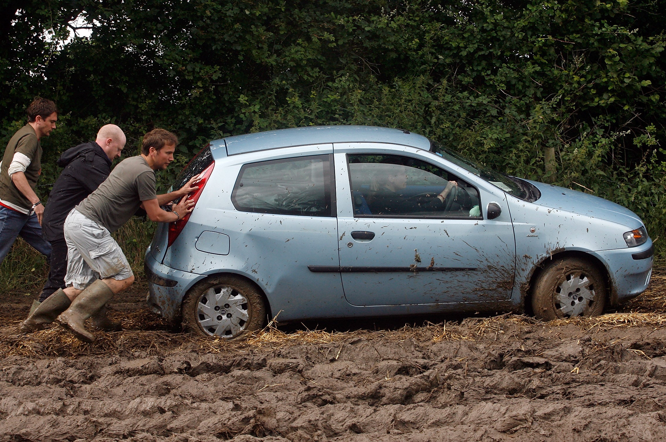 People struggling to leave the festival due to the mud in 2007