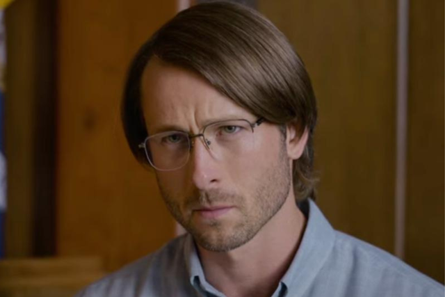<p>Glen Powell plays Gary Johnson, a professor and an undercover police officer pretending to be a hit man.  </p>