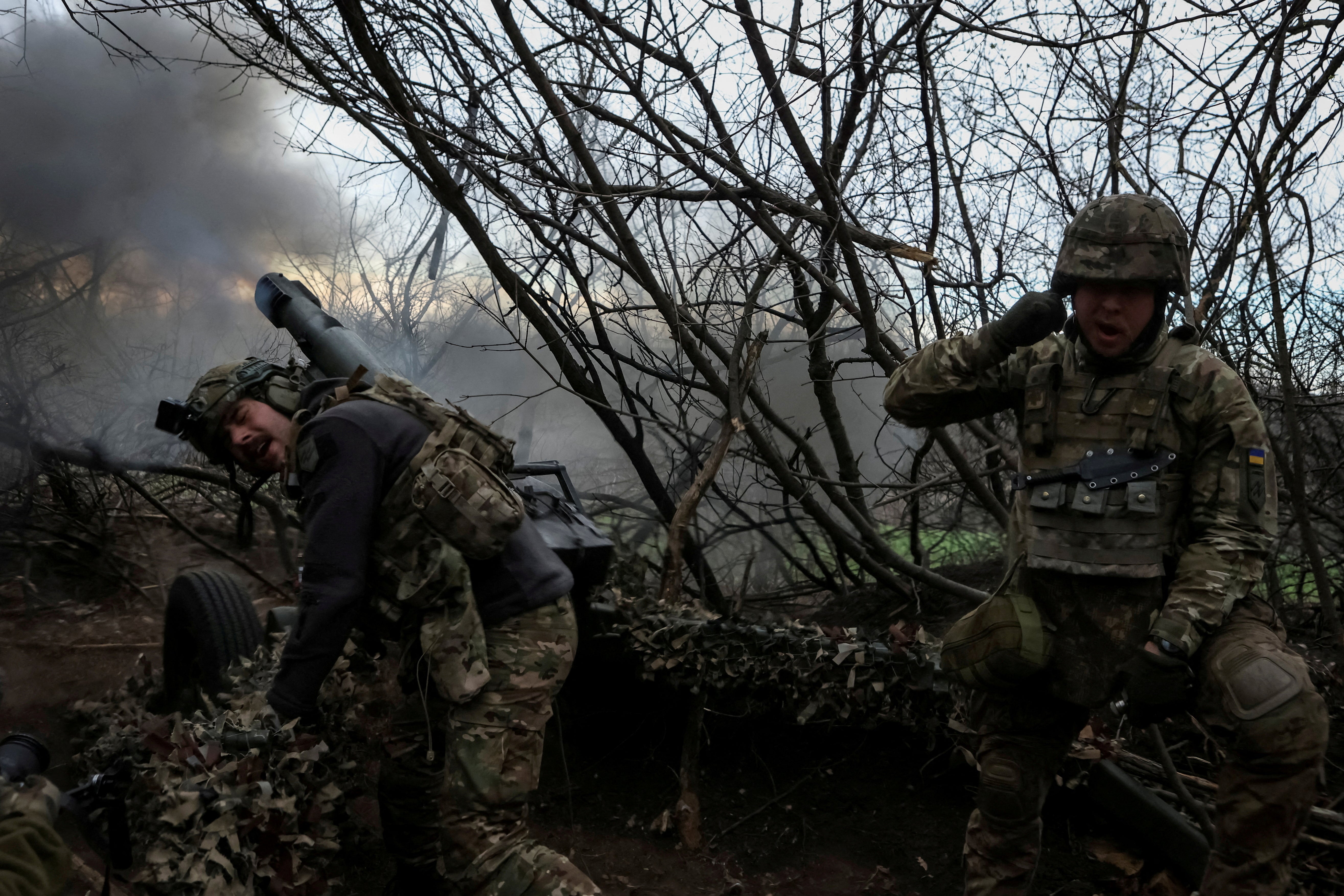 12-я бригада специального назначения Национальной гвардии Украины стреляет из гаубицы по российским войскам в Приазовье Донецка на фоне наступления России на Украину.