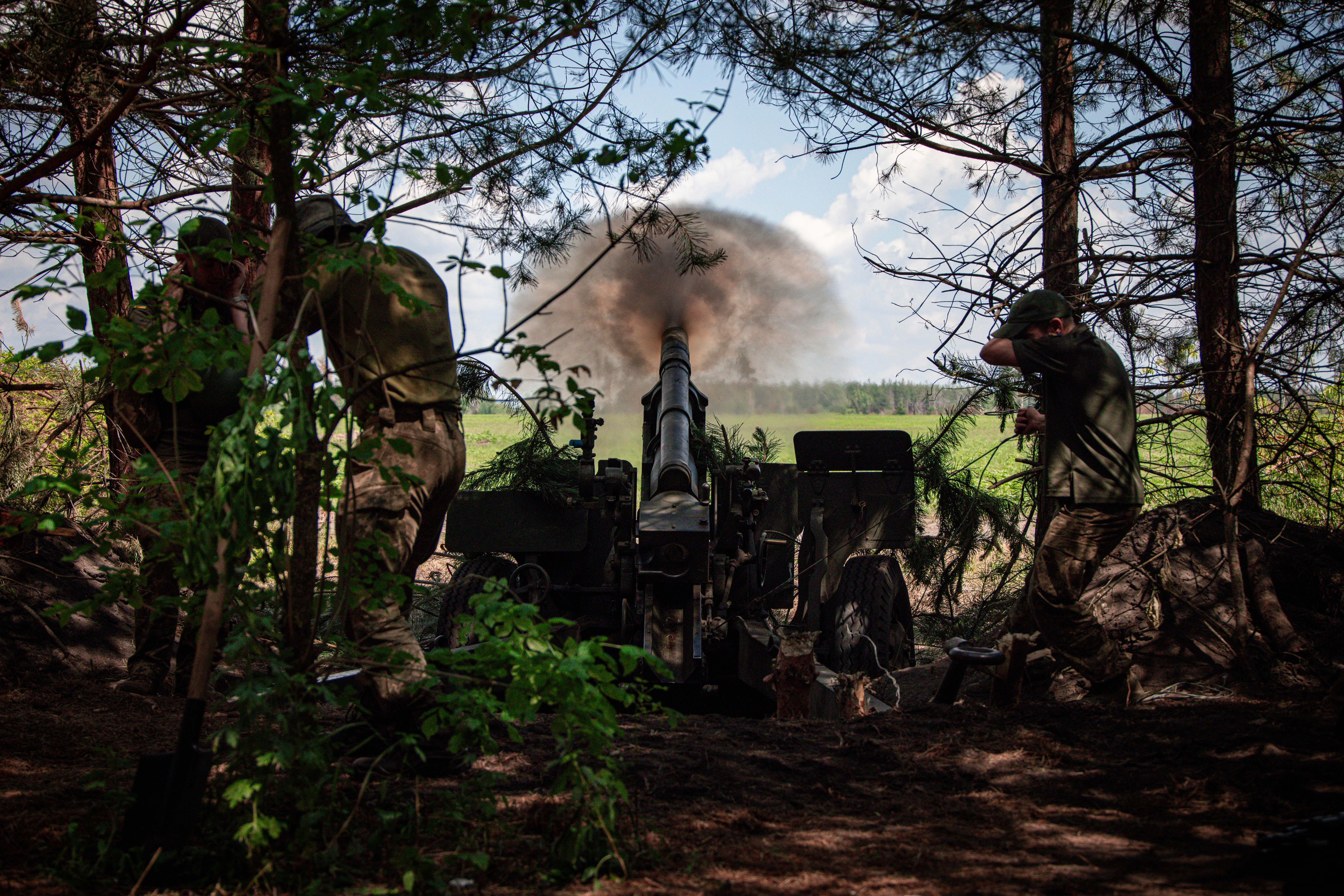 <p>Ukrainian soldiers fire artillery near Vovchansk, Kharkiv region</p>