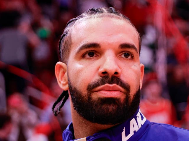 <p>Drake fans poke fun at the rapper’s recent fashion choise </p>