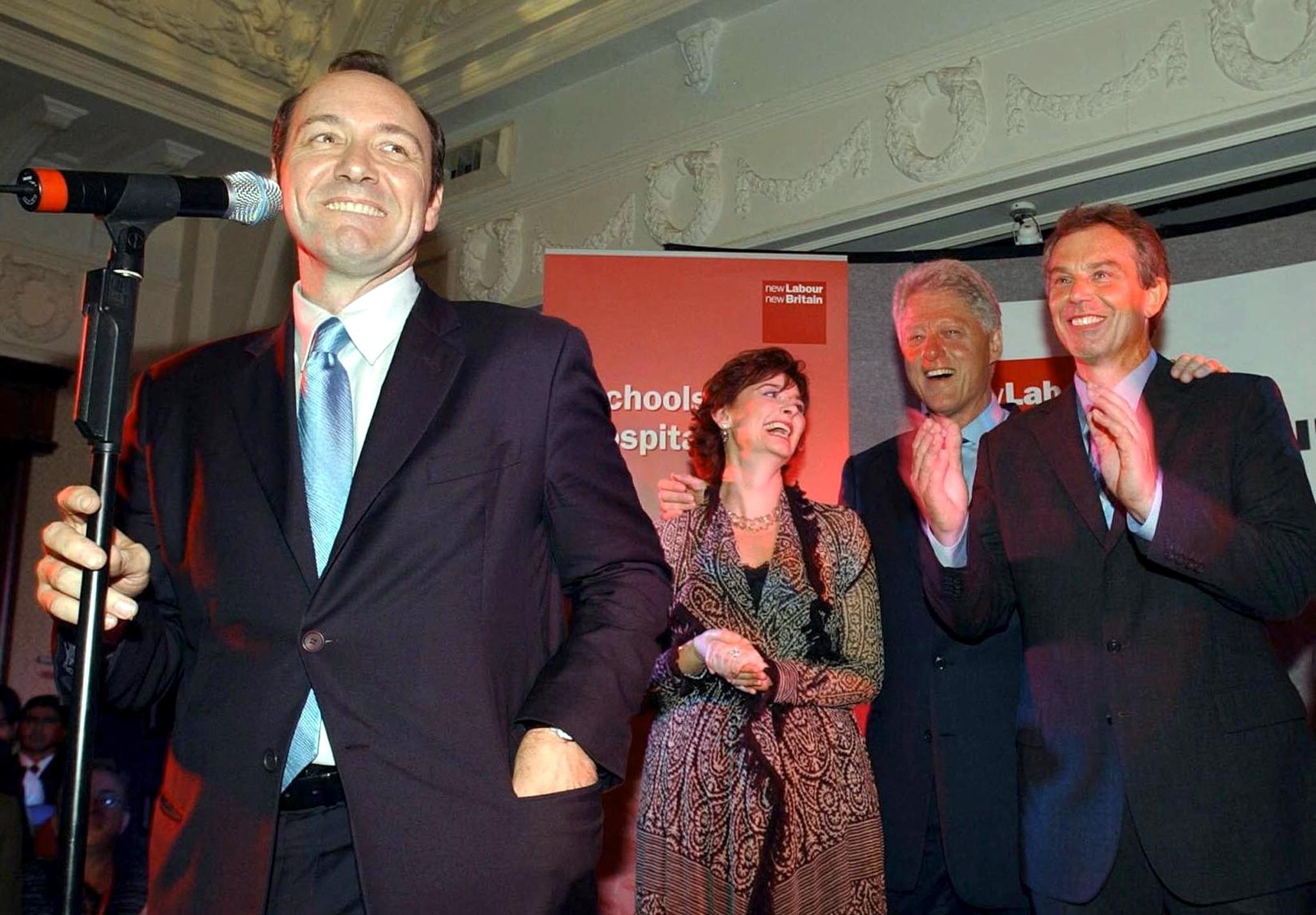 Kevin Spacey com Cherie Blair, o presidente Bill Clinton e o então primeiro-ministro Tony Blair em 2002