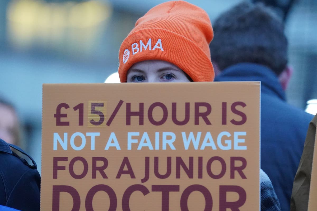 Junior doctors should call off strike if parties agree to talks – health leaders