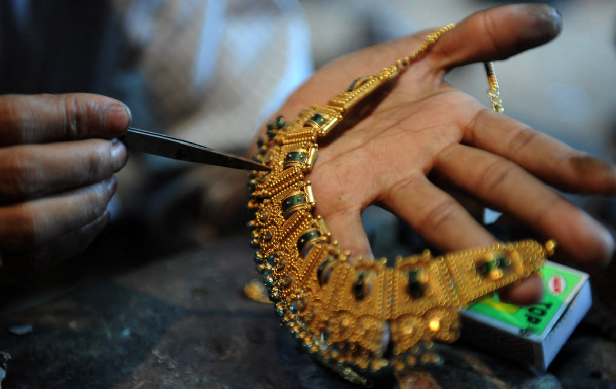 US woman tricked into spending £560k on £3 jewellery, Indian police say