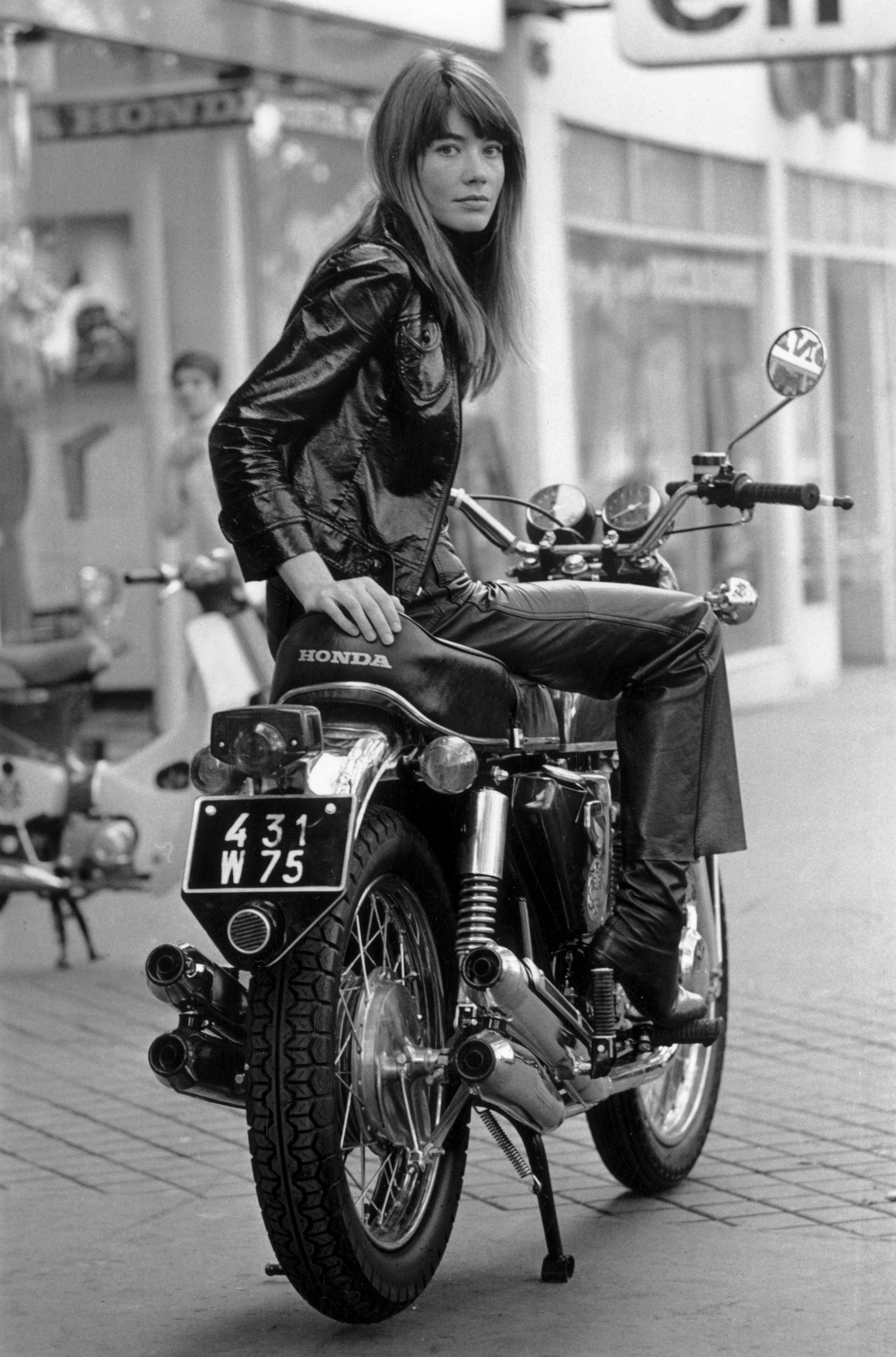 La cantante francesa Francoise Hardy sentada en una motocicleta Honda CB750, París, 25 de octubre de 1969