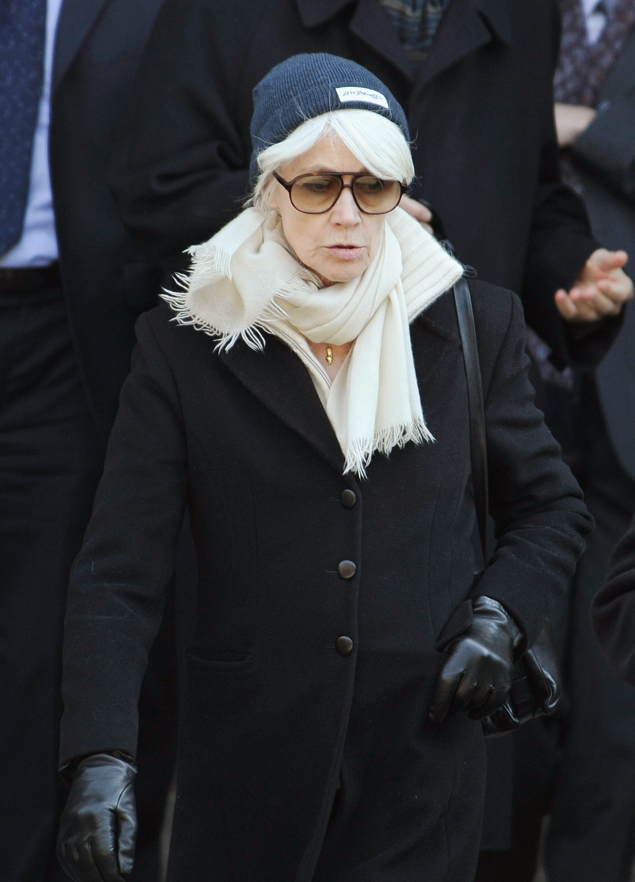 La cantante francesa Francoise Hardy abandona la iglesia de Saint-Germain-des-Prés después de una misa fúnebre por el cantante y compositor francés Alain Bashung en la iglesia de Saint-Germain-des-Prés el 20 de marzo de 2009 en París, Francia