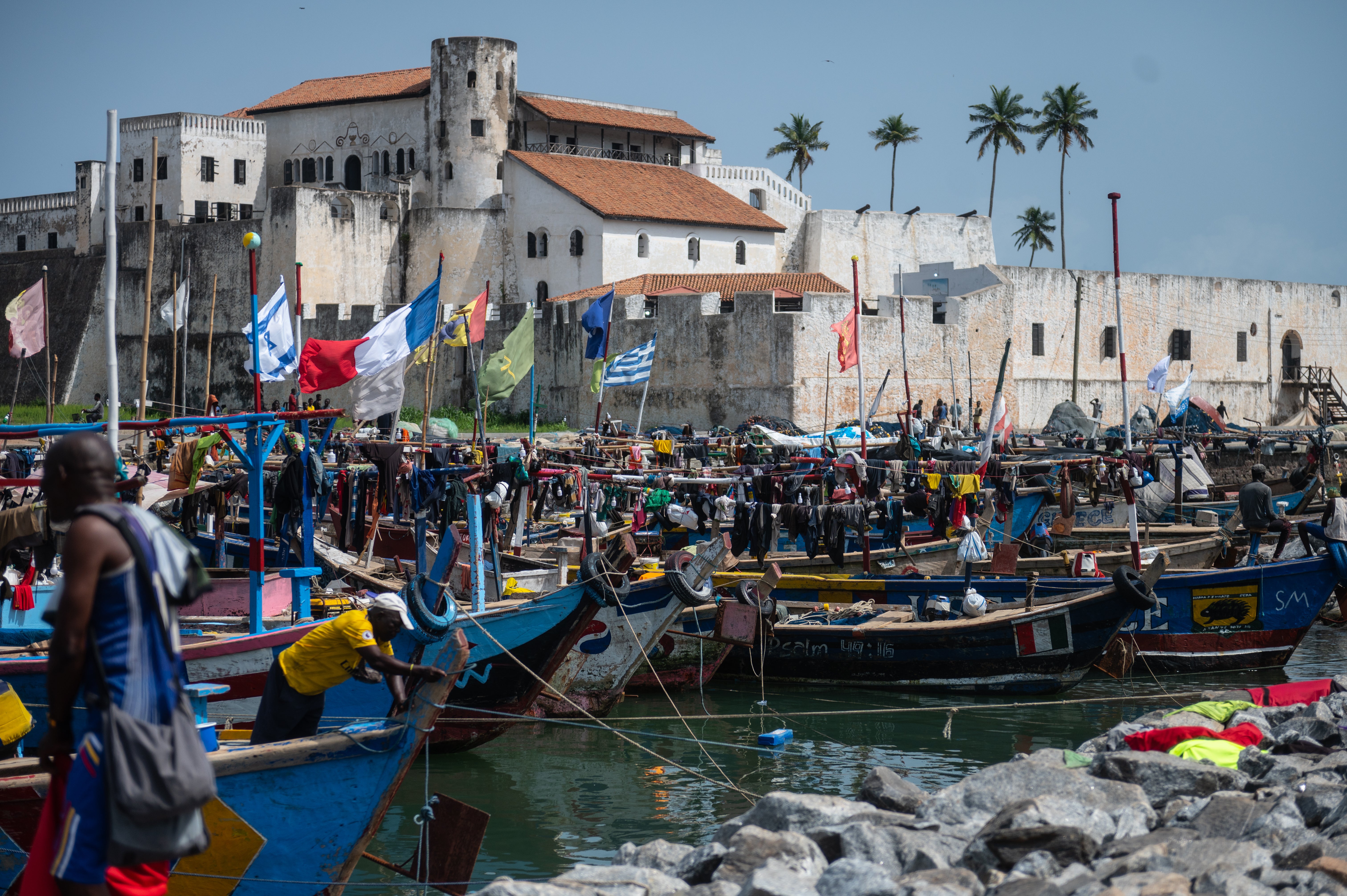 Barcos balançando na água ao redor de Elmina, em Gana