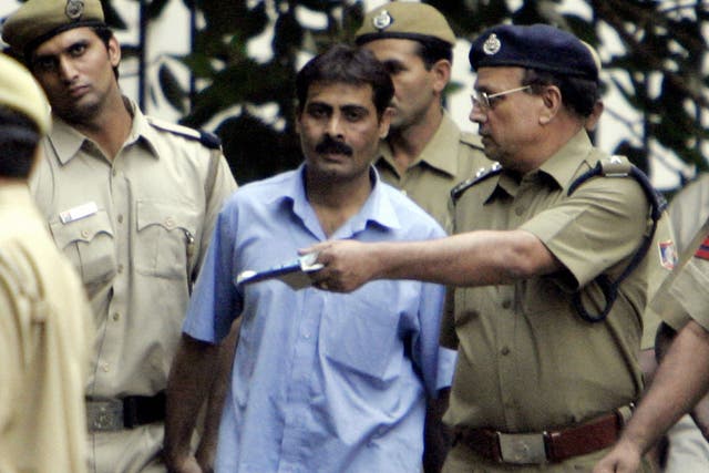 <p>Pakistani man Mohammad Arif (C) is escorted by Indian policemen as he walks out of the Karkardooma court in New Delhi in 2005 </p>
