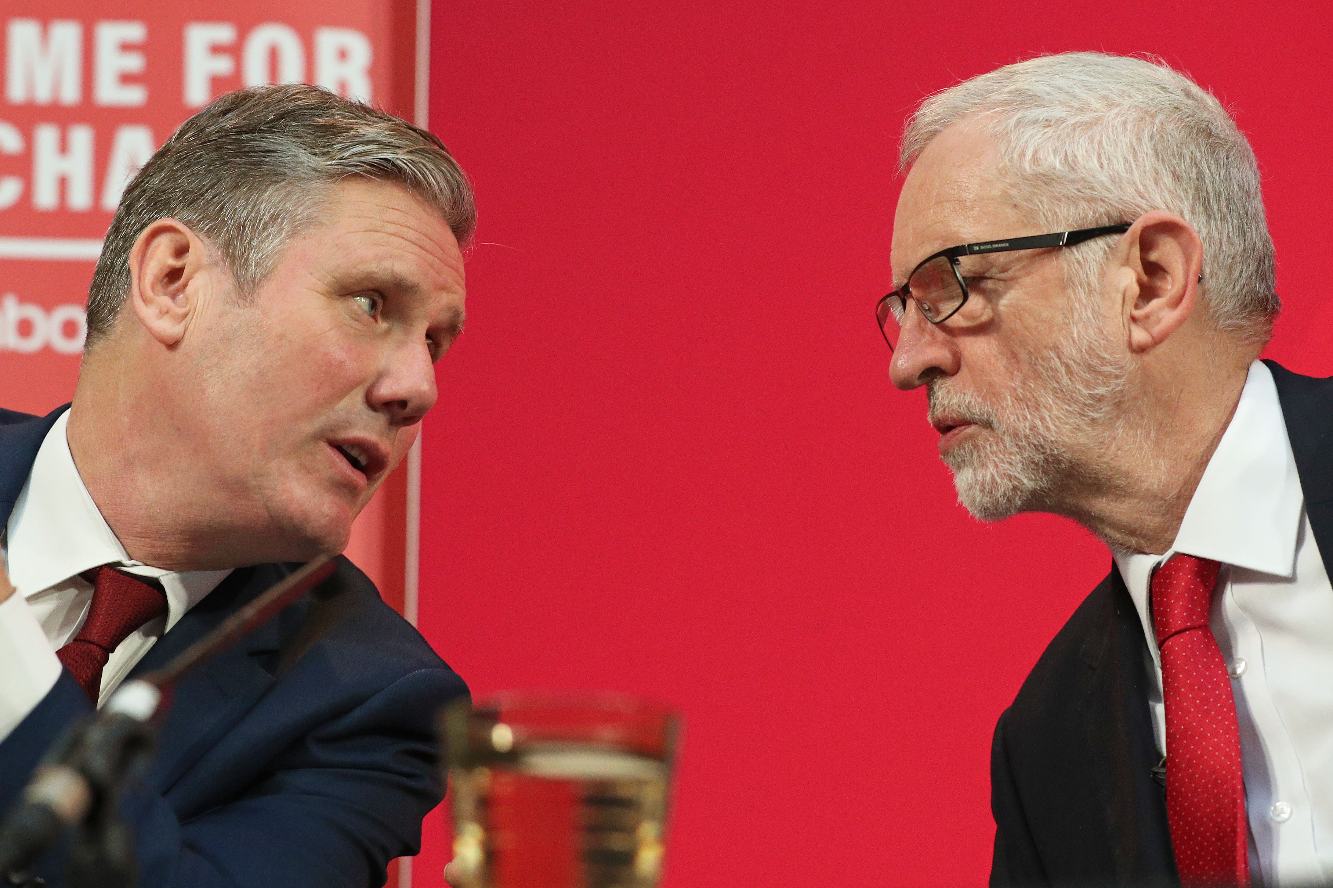 Jeremy Corbyn (til høyre), daværende leder av Arbeiderpartiet, sammen med skygge Brexit-sekretær Keir Starmer på en pressekonferanse i London sentrum i 2019 (Jonathan Brady/PA)
