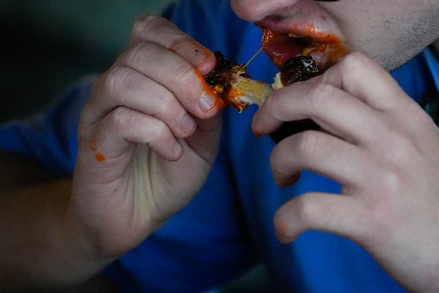 HOMBRES COMIENDO CARNE