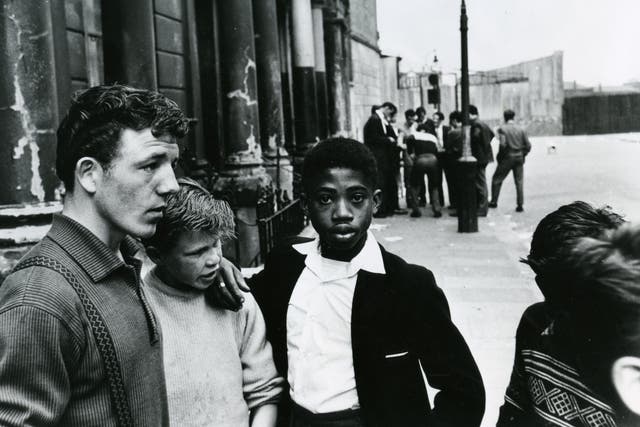<p>Roger Mayne, ‘Men and Boys in Southam Street’, 1959</p>
