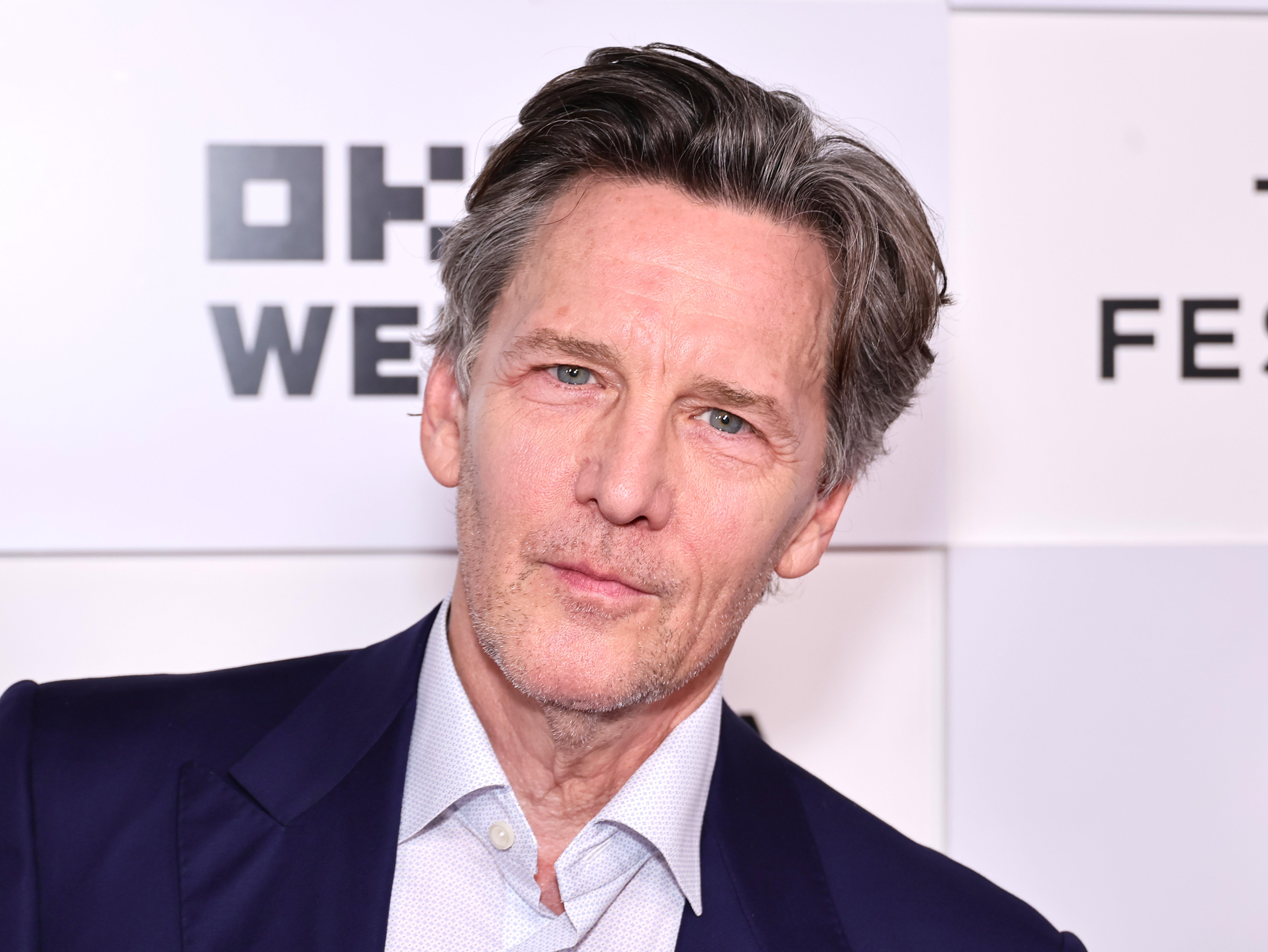 Andrew McCarthy comparece à estreia de 'Brats' durante o Festival Tribeca de 2024