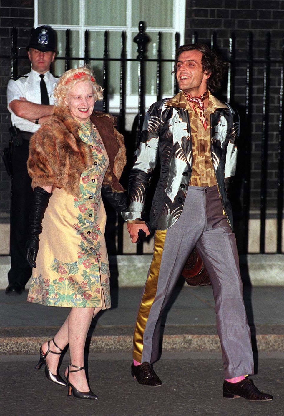 Westwood e Kronthaler saindo da festa de Tony Blair em Downing Street em 1997