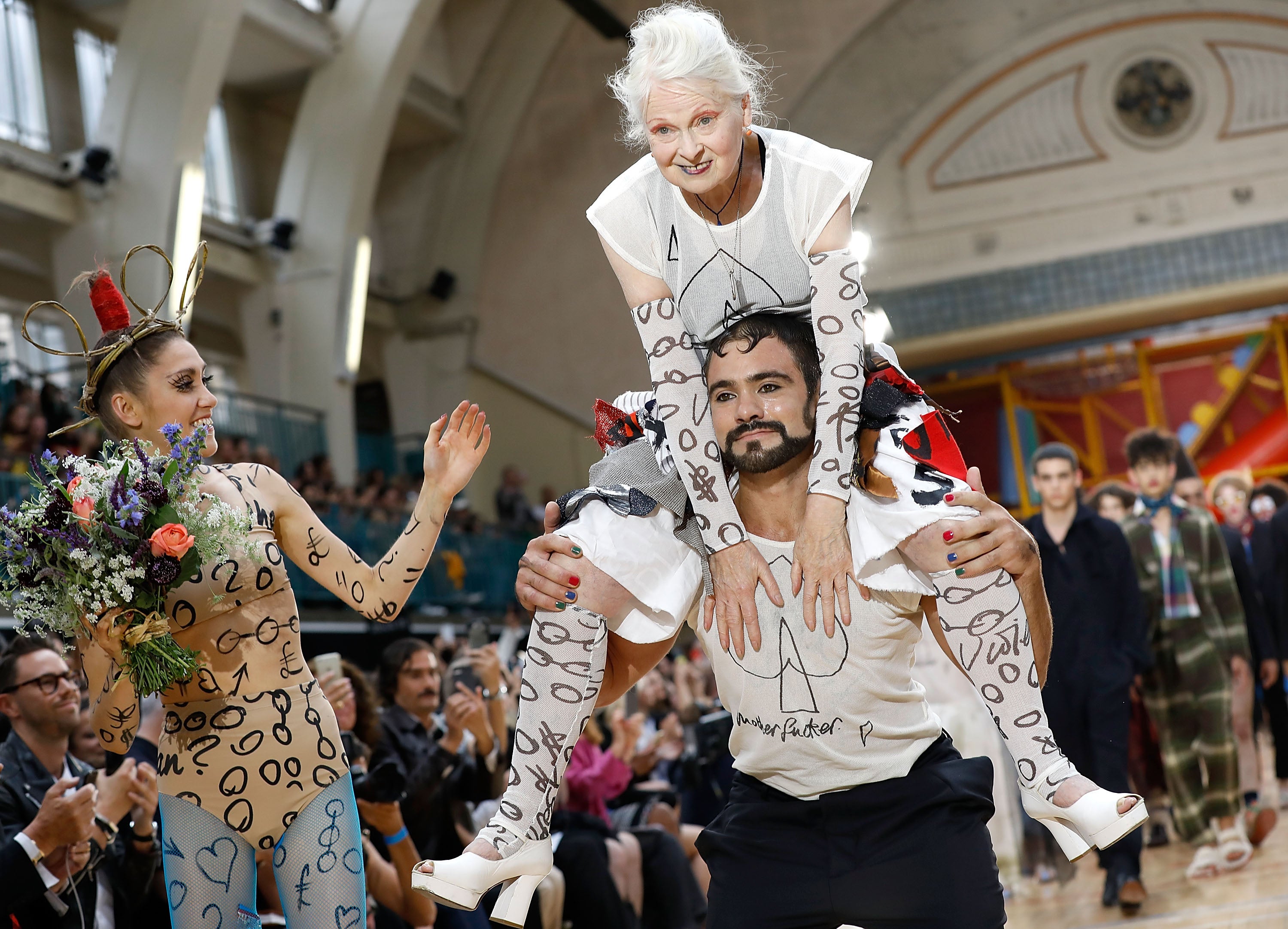 Westwood na passarela de seu desfile Fashion Week Men em junho de 2017