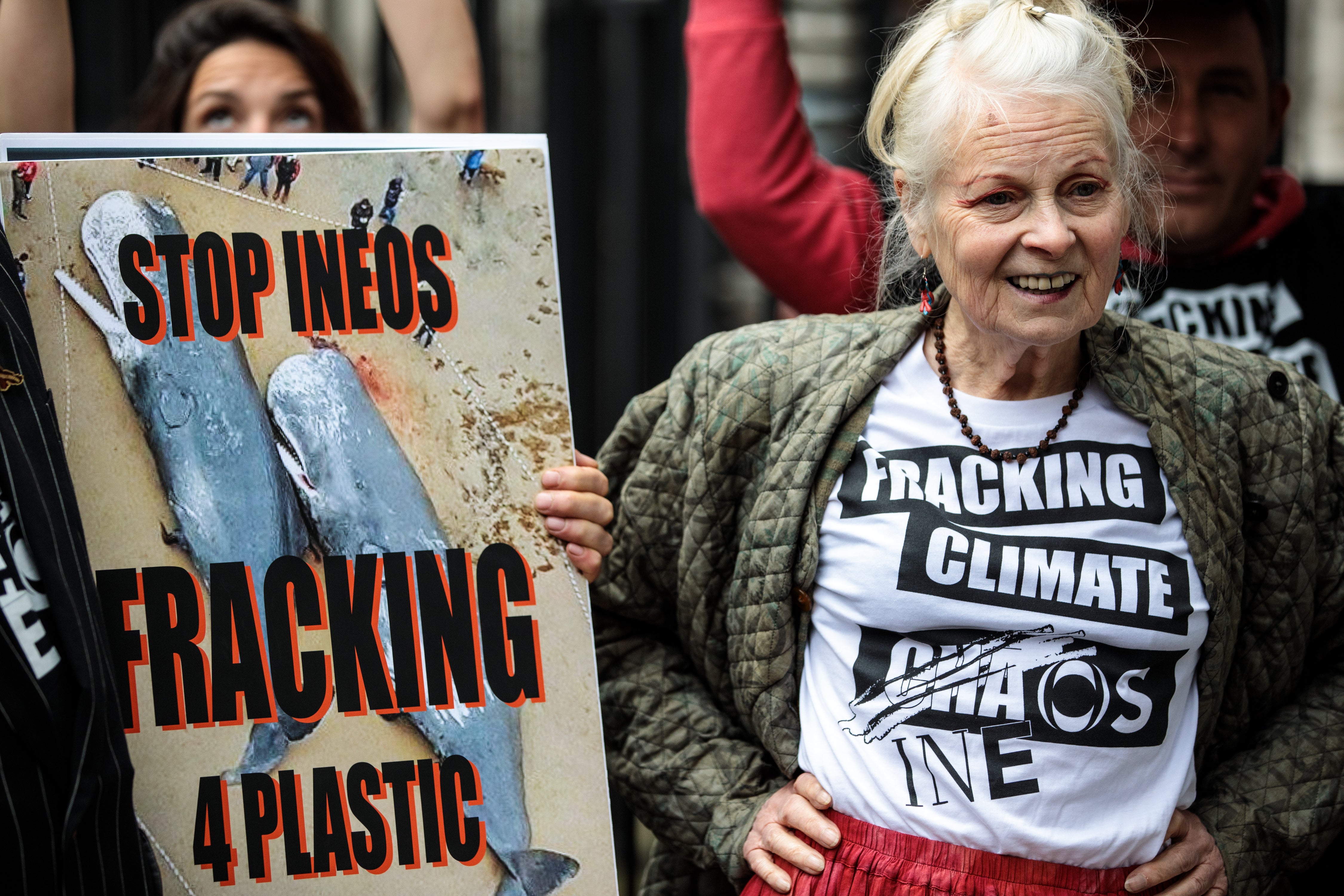 Westwood em um protesto anti-fracking fora de Downing Street no Dia Mundial do Meio Ambiente em 2018