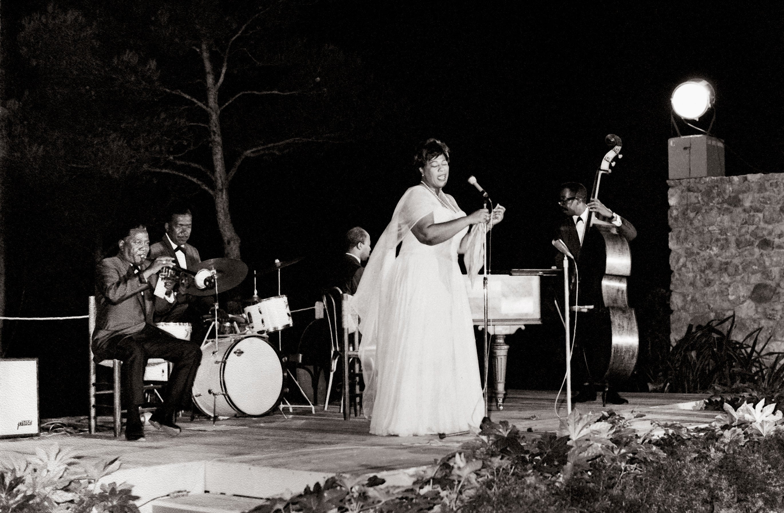 Ella Fitzgerald se apresenta no jantar inaugural da fundação em 1964