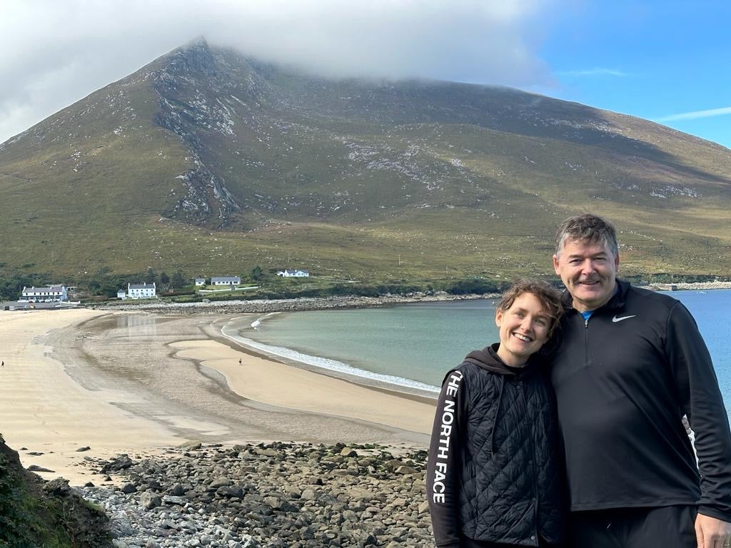 Aisling e seu pai, com a praia Golden Strand atrás deles