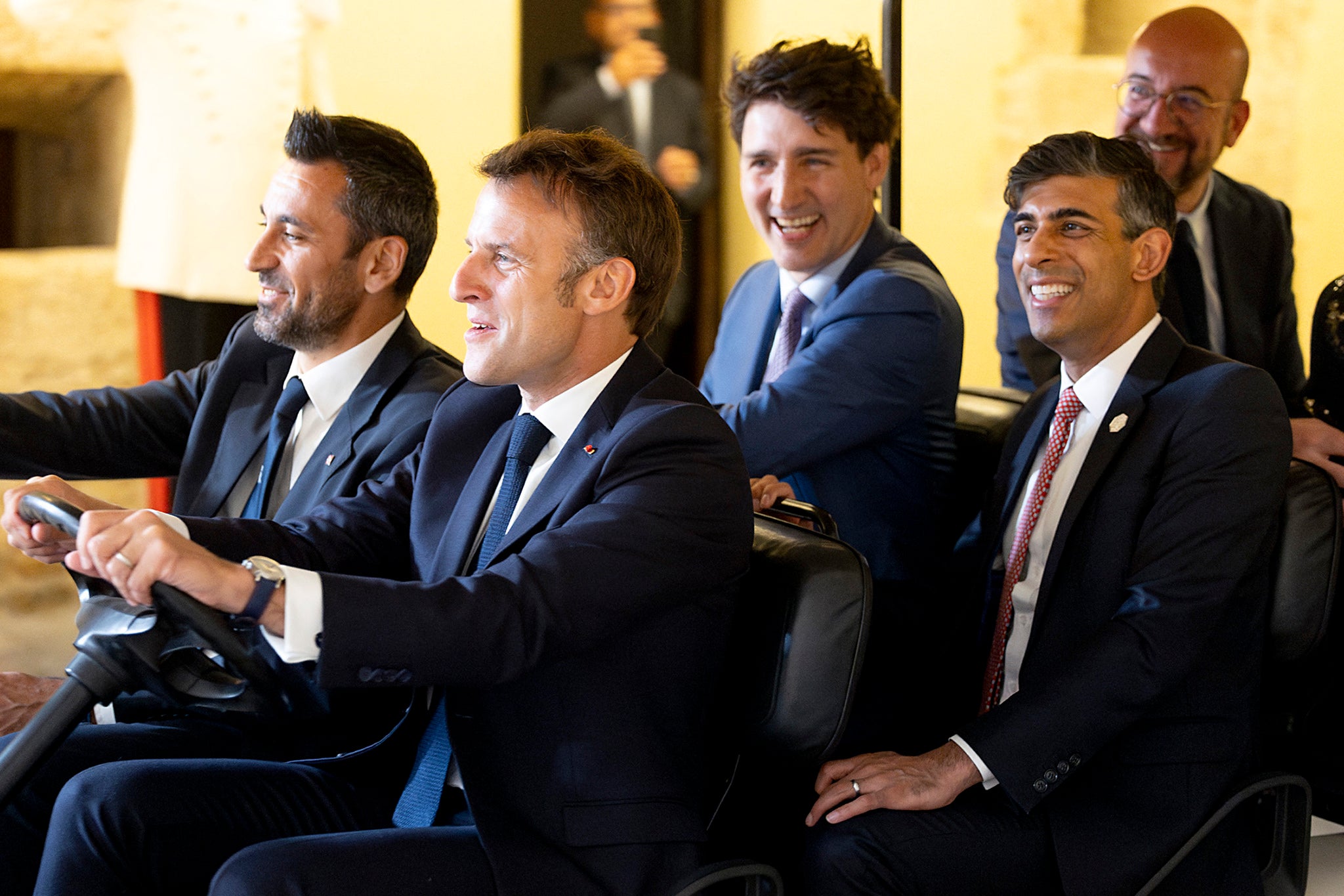 Во время саммита G7 в Италии президент Франции Эммануэль Макрон ездил на гольф-каре вместе с премьер-министром Великобритании Риши Сунаком, председателем Европейского совета Шарлем Мишелем и премьер-министром Канады Джастином Трюдо.