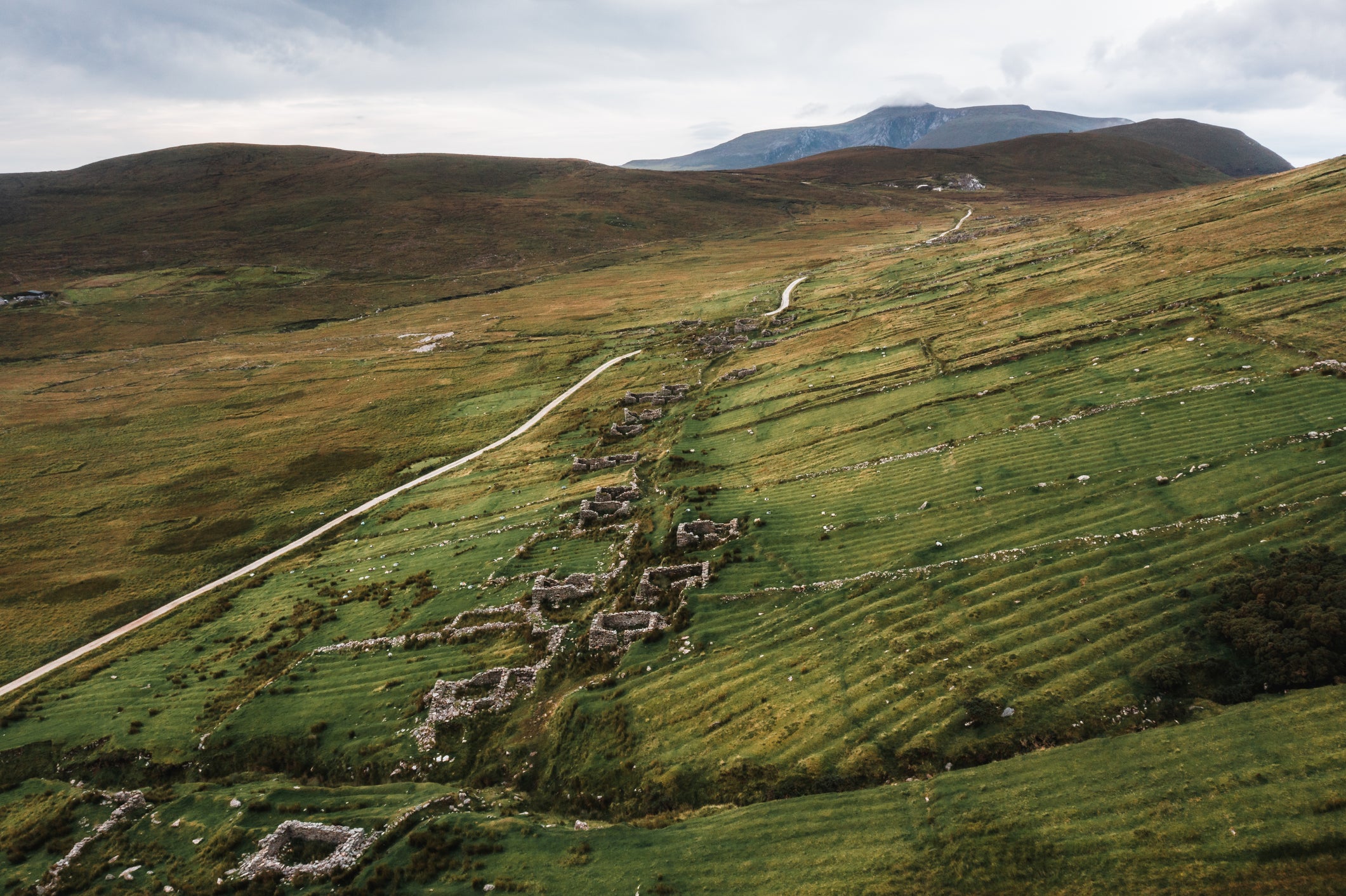 A Vila Deserta, na encosta de Slievemore