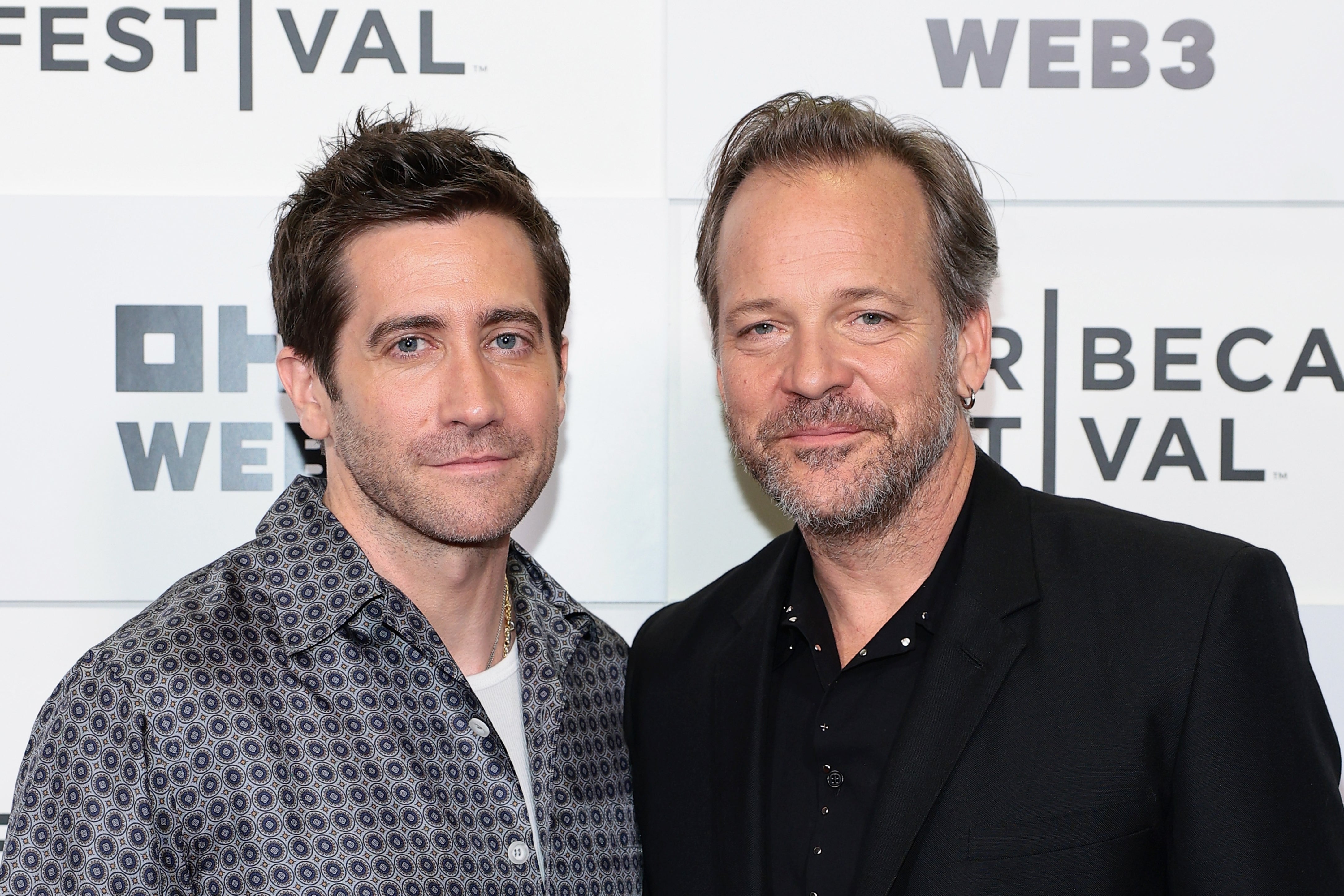 jake gyllenhaal, peter sarsgaard, maggie gyllenhaal, jake gyllenhaal shares touching truth about becoming roommates with brother-in-law peter sarsgaard