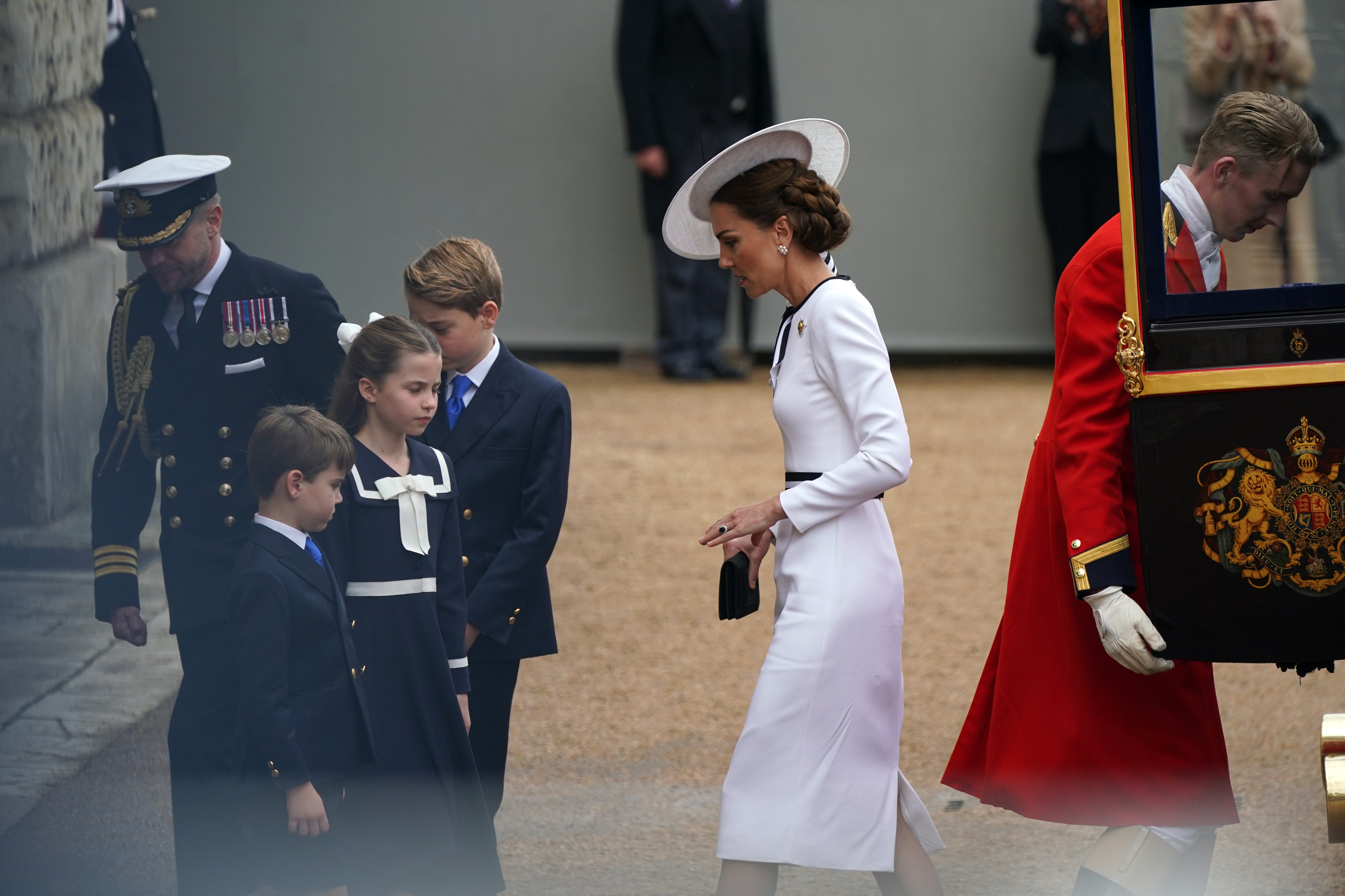 Kate leaving the carriage as her three children wait