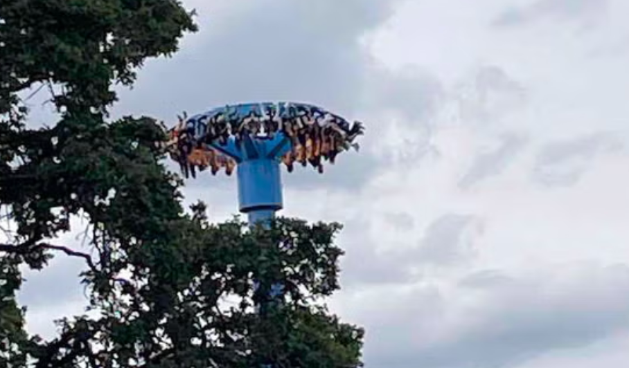 30 people were rescued from amusement park ride in Oregon