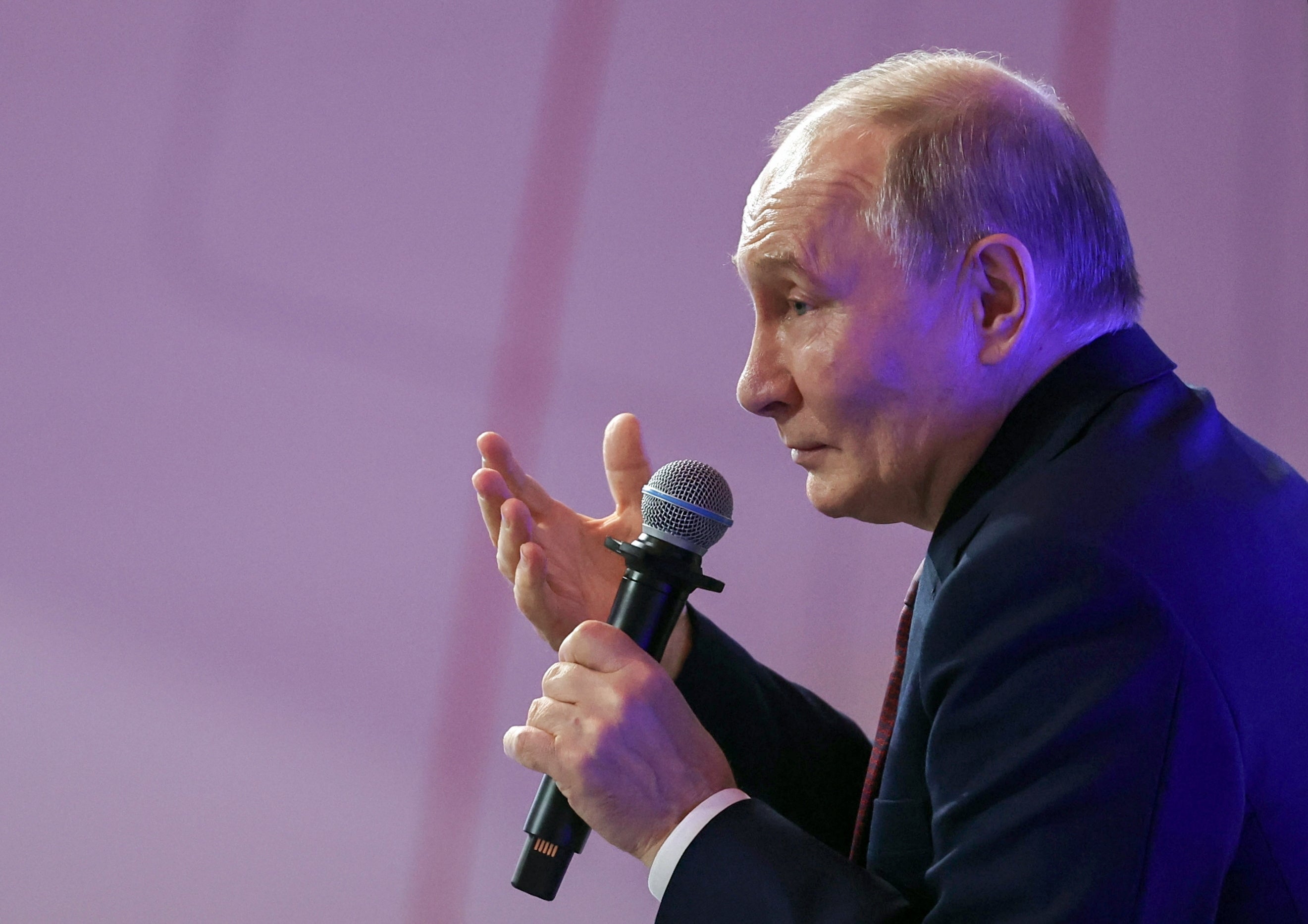 Президент России Владимир Путин присутствует на встрече с участниками программы 