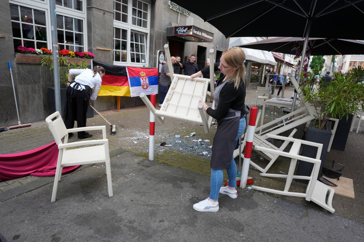 Ein englischer Fan erscheint vor Gericht und wird beschuldigt, einem Mitfan in Deutschland den Kiefer gebrochen zu haben