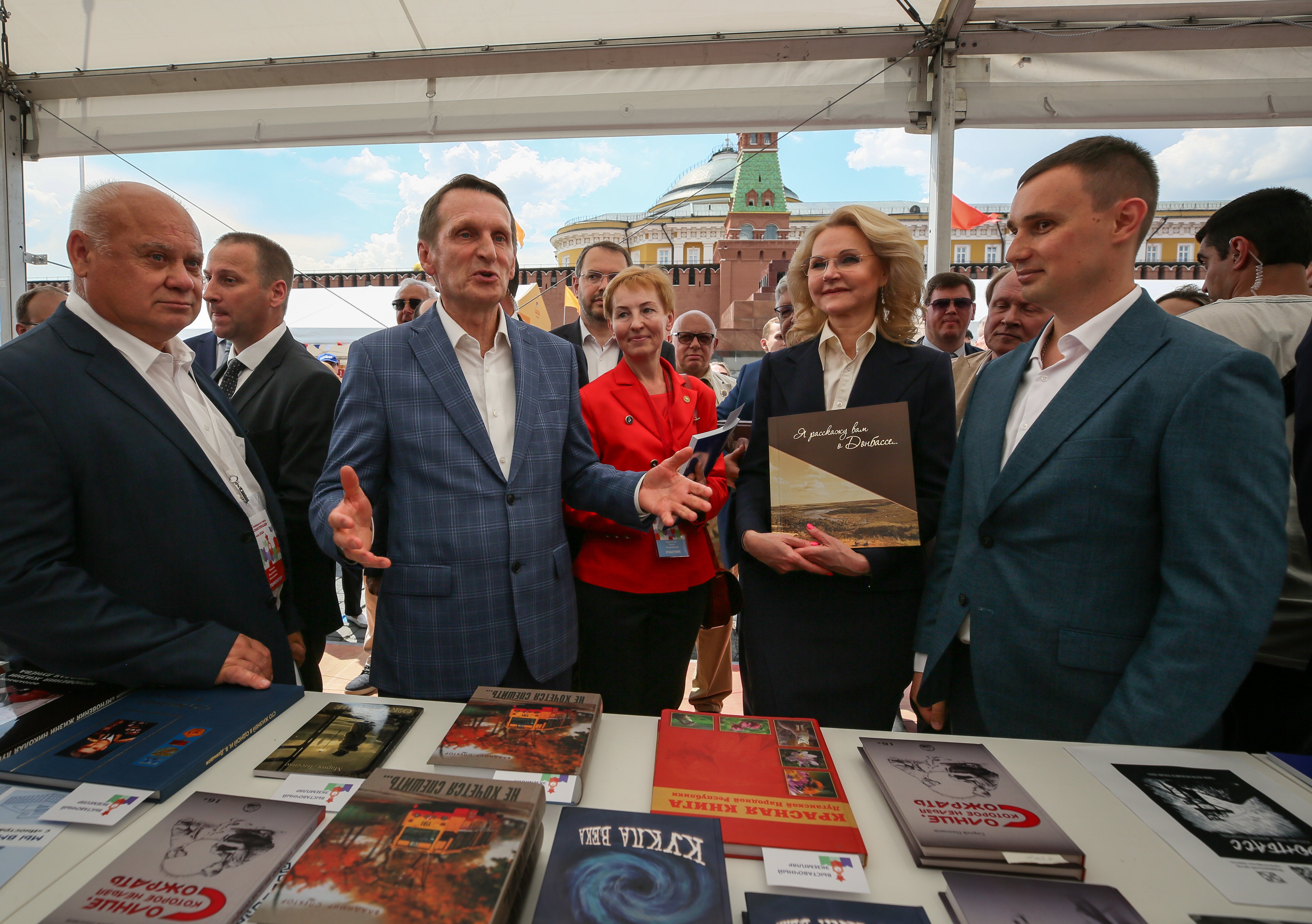 Президент Русского исторического общества Сергей Нарышкин (3 слева) позирует для фото на Красной площади в Москве, Россия.