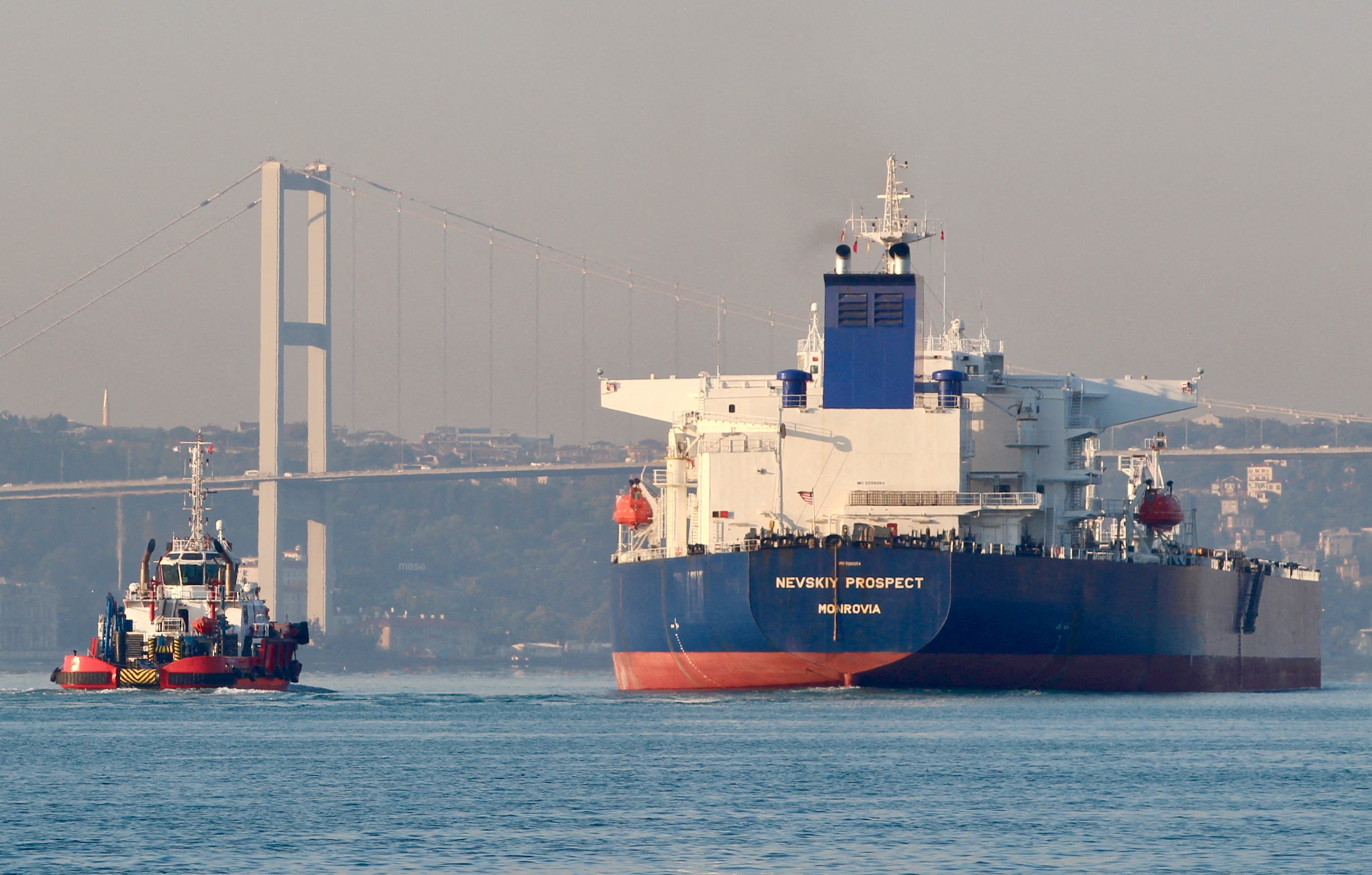 Нефтяной танкер «Невский проспект», принадлежащий ведущей танкерной группе России «Совкомфлот», пересекает Босфор в Стамбуле, Турция.