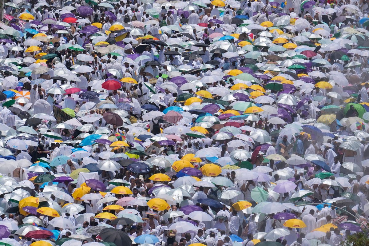 Hundreds die as soaring temperatures scorch pilgrims on Haj in Saudi Arabia