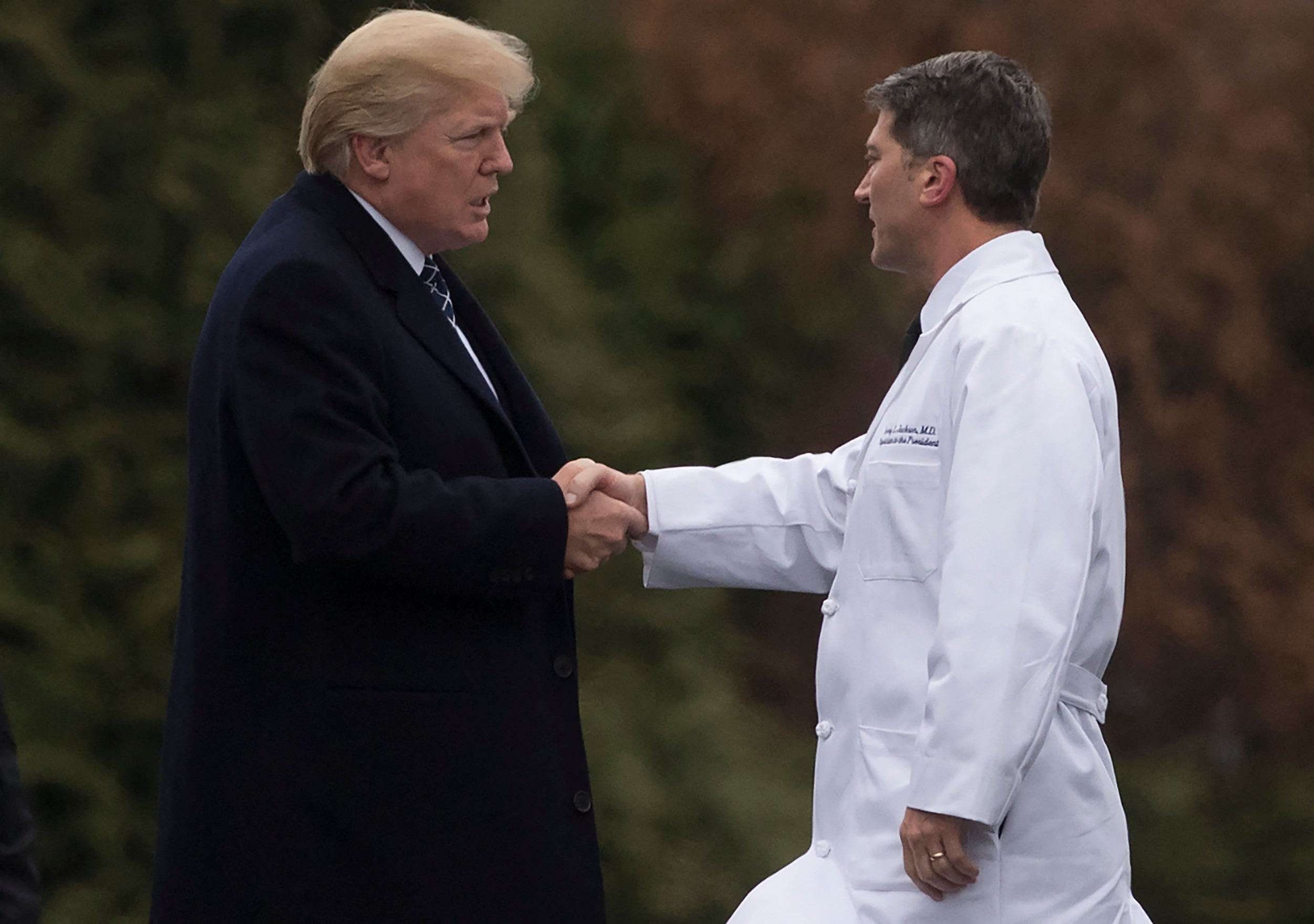 Donald Trump (left) shakes hands with Ronny Jackson (right) in 2018. The former president forgot Jackson’s name seconds after challenging Joe Biden to a cognitive test