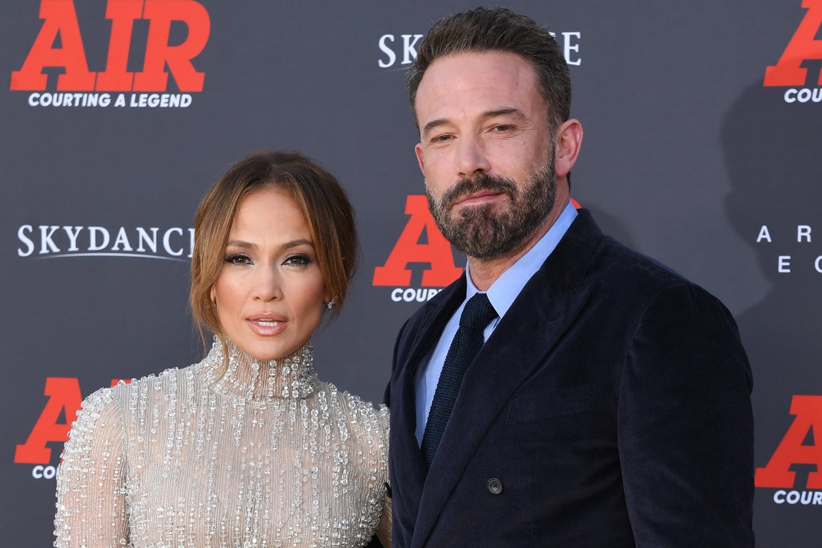 Ben Affleck confronts paparazzi outside his and Jennifer Lopez’s