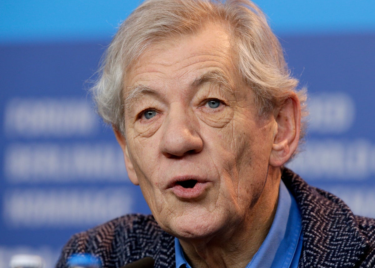 Ian McKellen withdraws from tour of his play to ‘protect my recovery’ after fall from stage.
