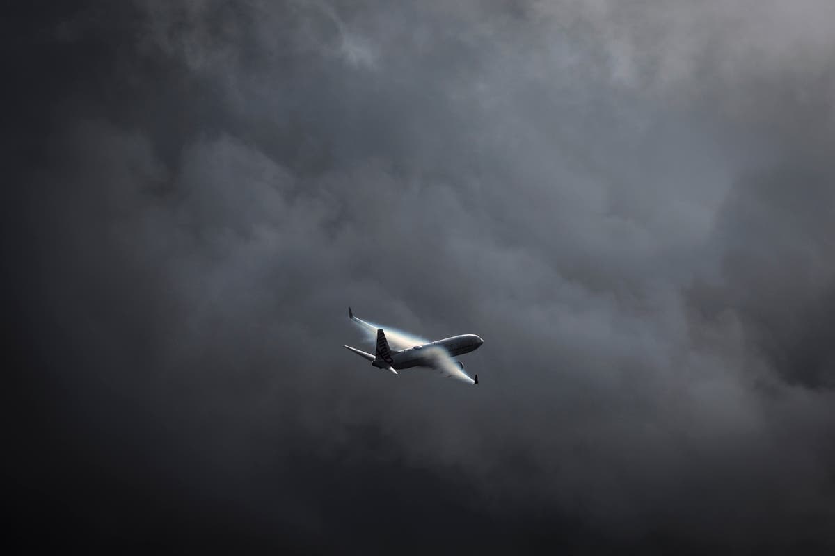 Flug von Virgin Australia landet nach Triebwerksbrand aufgrund von ...