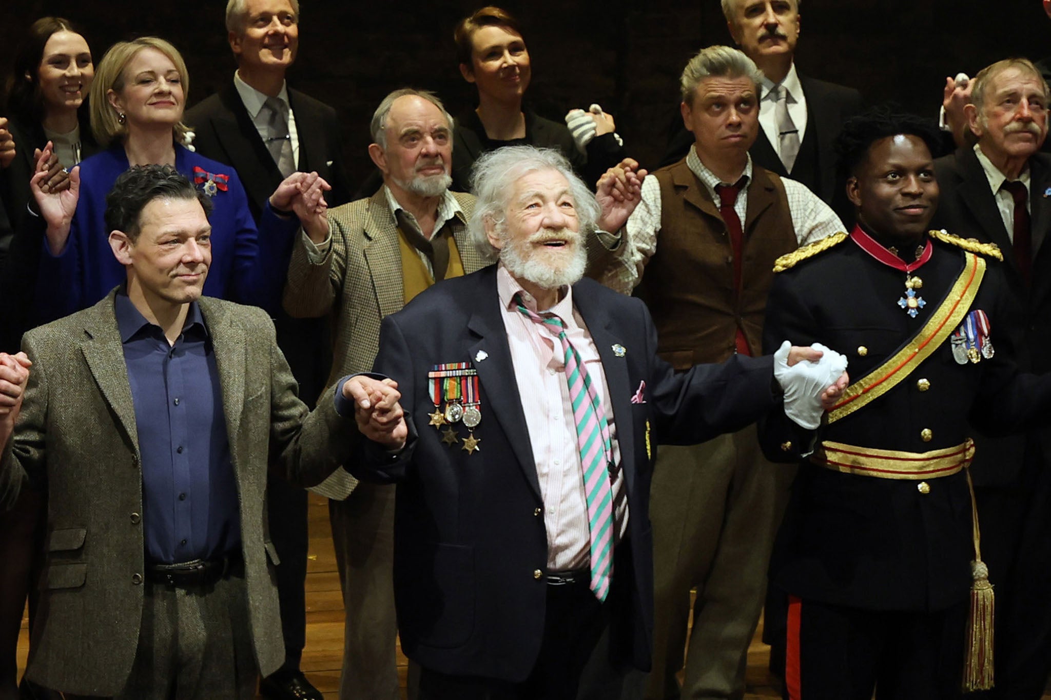 Sir Ian McKellen e colegas de elenco na abertura do palco para a apresentação noturna de 'Player Kings' na noite de imprensa em abril