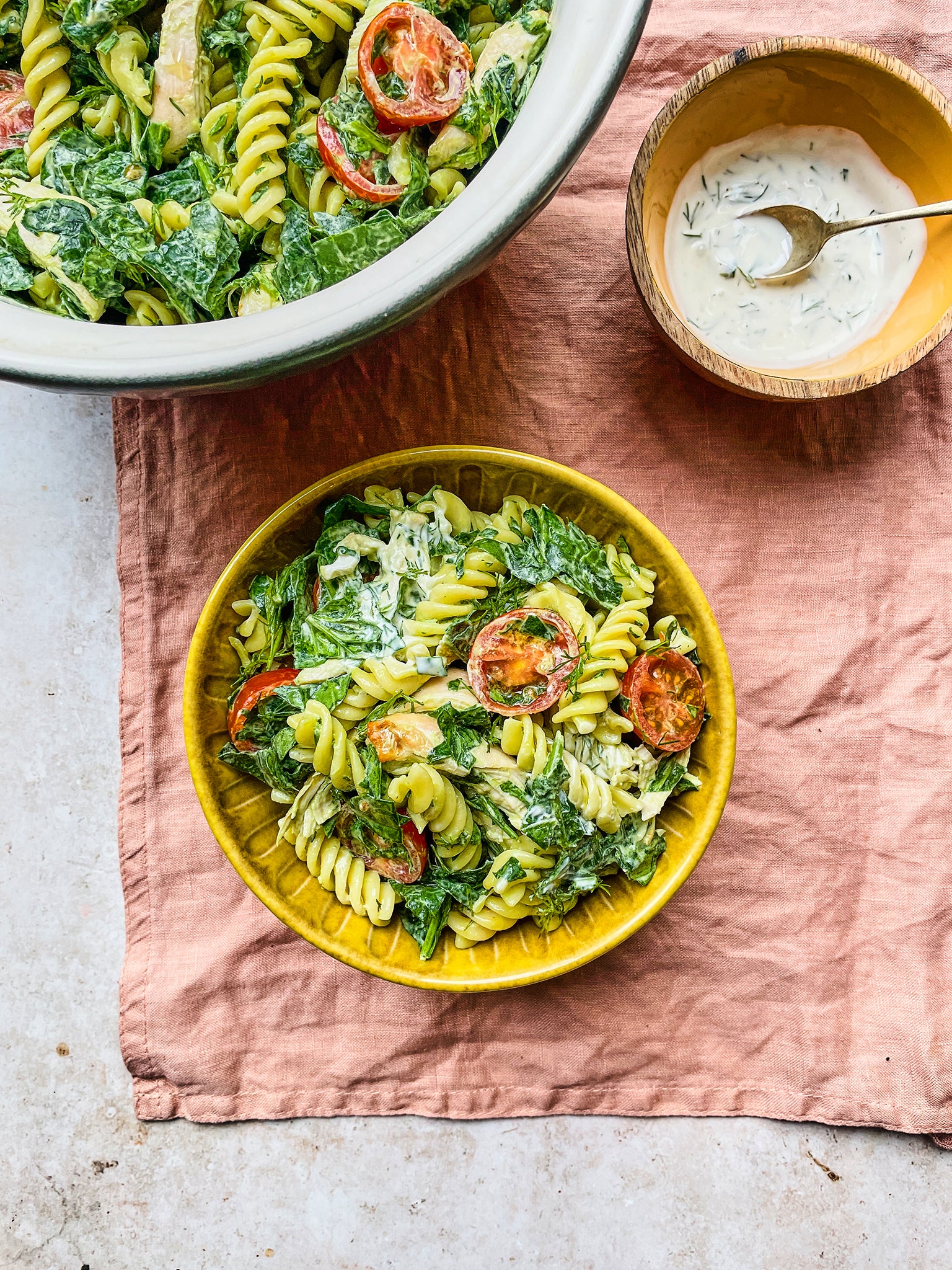This pasta salad with spinach, chicken and tomato brings a Mediterranean touch to lunchtime.
