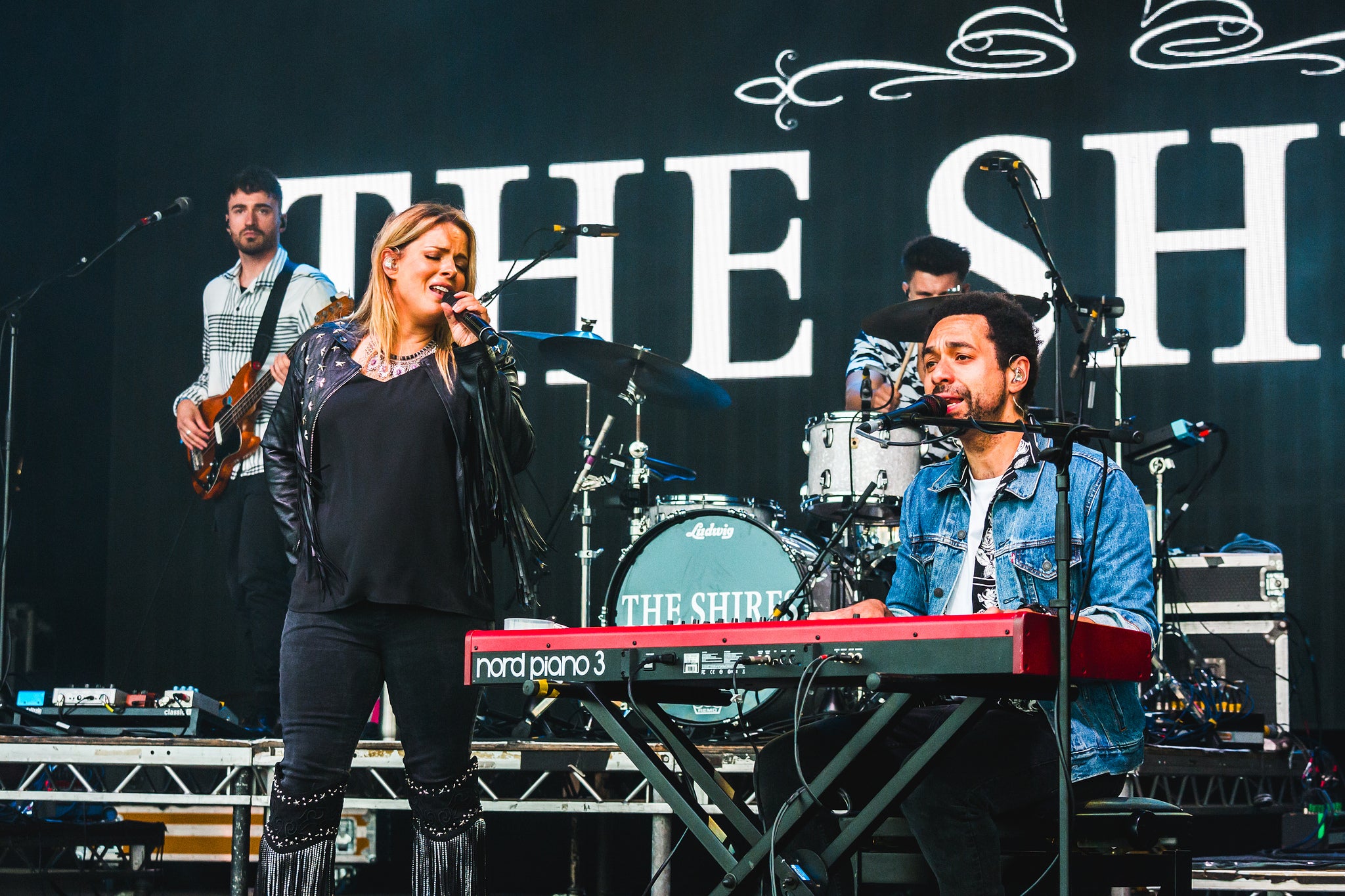 Dupla britânica The Shires se apresentando no festival Black Deer