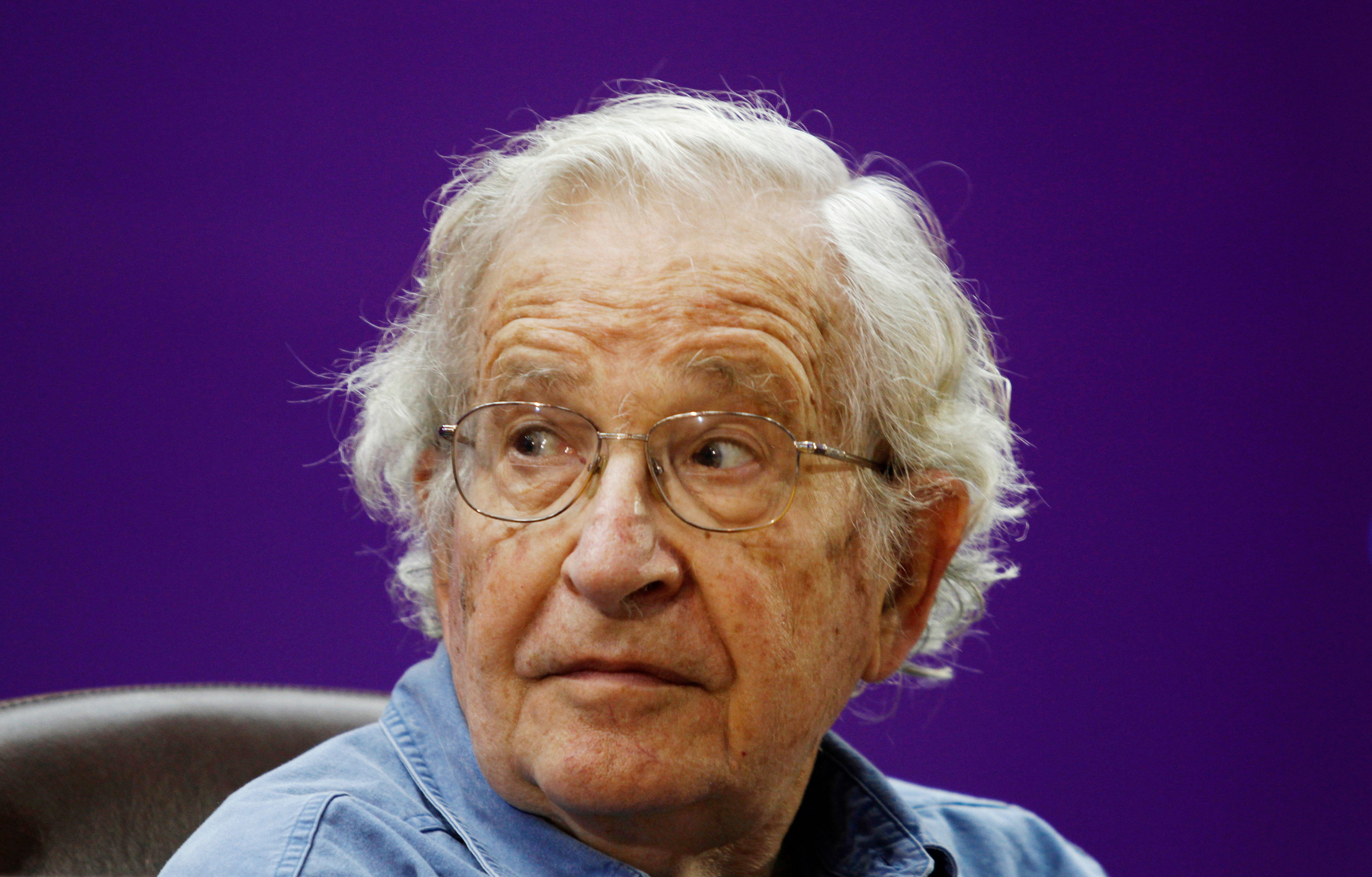 Noam Chomsky está ‘bem’, segundo sua esposa