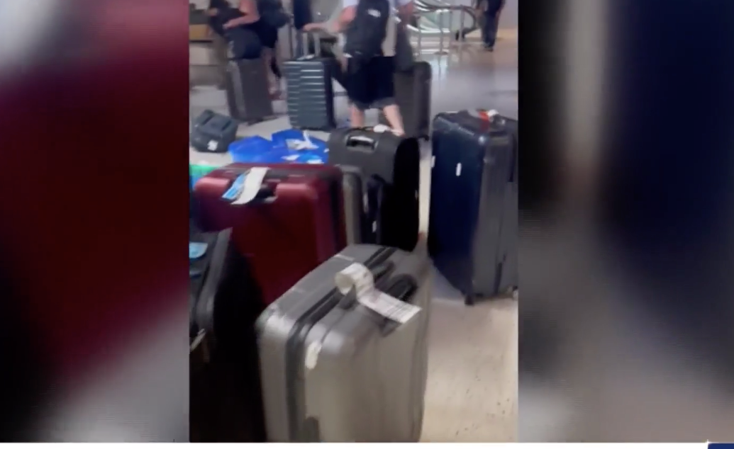 En el aeropuerto, dijo Grace, algunas maletas estaban abiertas y era fácil de agarrar para alguien.